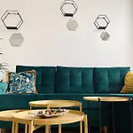 Stylish Retreat In A Lively Area Apartment *