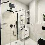Stylish Retreat In A Lively Area Apartment