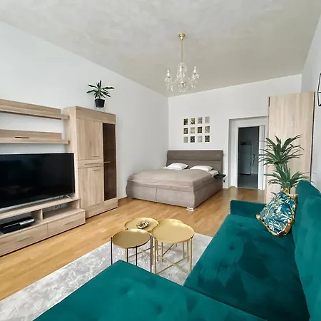 Stylish Retreat In A Lively Area *