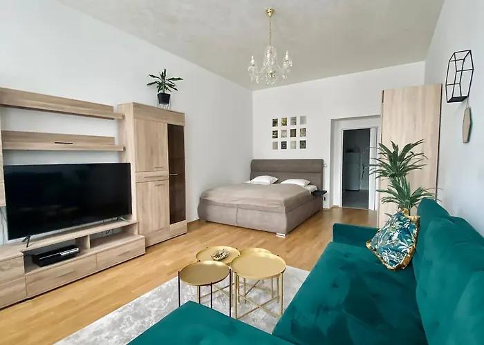 Stylish Retreat In A Lively Area *