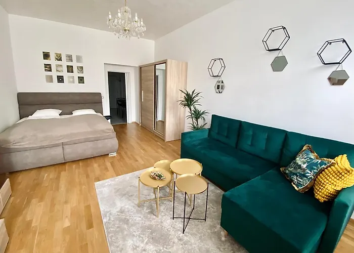 Stylish Retreat In A Lively Area *