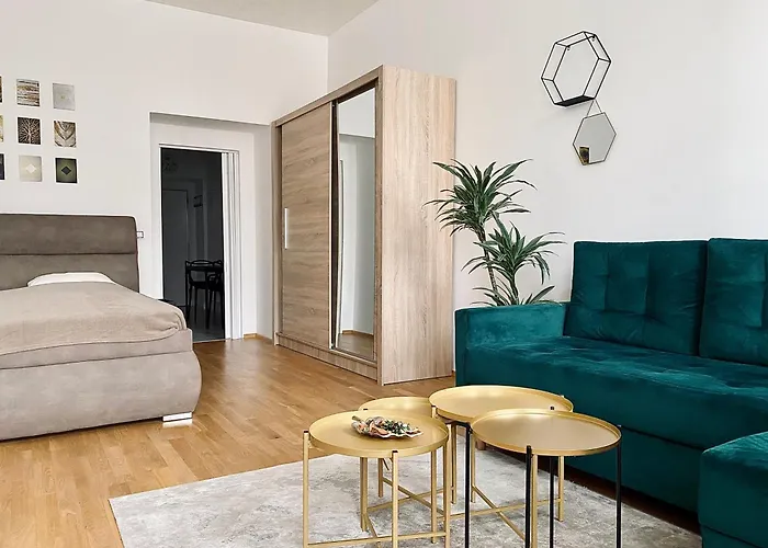 Stylish Retreat In A Lively Area Lägenhet