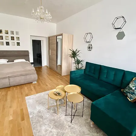Stylish Retreat In A Lively Area *