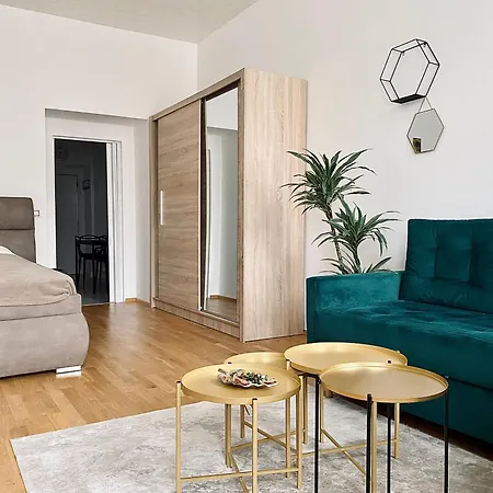 Stylish Retreat In A Lively Area Daire