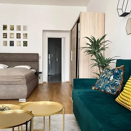 Stylish Retreat In A Lively Area *