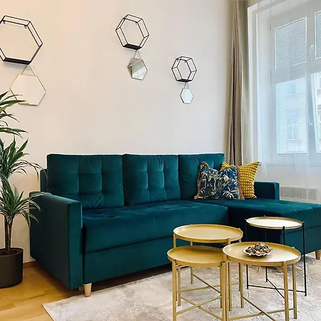 Stylish Retreat In A Lively Area Daire Prag